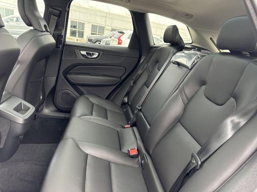 2025 Volvo XC60 B5 Core