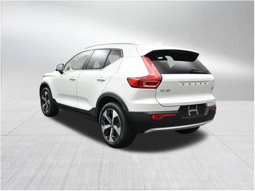Crystal White 2023 Volvo XC40 B5 Plus Bright Theme