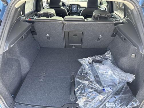 2025 Volvo XC40 B5 Ultra Dark Theme