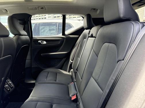 2025 Volvo XC40 B5 Core Bright Theme