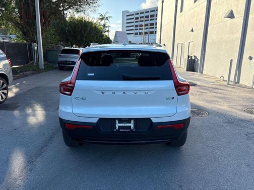 Crystal White 2026 Volvo XC40 B5 Ultra