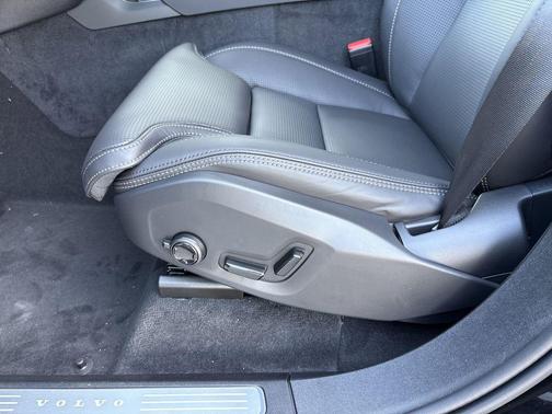 2026 Volvo XC90 B6 Ultra Dark Theme 7-Seater