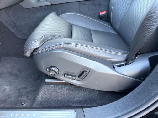 2026 Volvo XC90 B6 Ultra Dark Theme 7-Seater