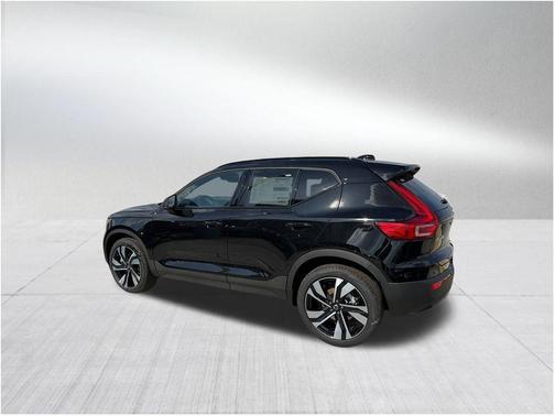2025 Volvo XC40 B5 Ultra Dark Theme