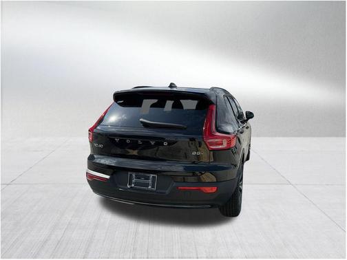 2025 Volvo XC40 B5 Ultra Dark Theme