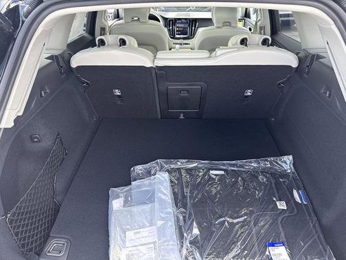 2025 Volvo XC60 Plug-In Hybrid T8 Plus