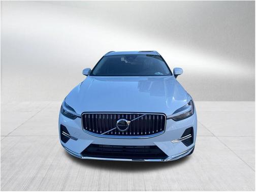 2023 Volvo XC60 Recharge Plug-In Hybrid T8 Core Bright Theme