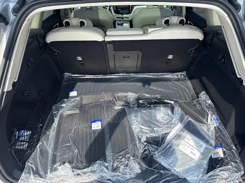 Denim Blue Metallic 2026 Volvo XC60 Plug-In Hybrid T8 Ultra