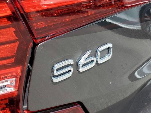 2024 Volvo S60 B5 Plus Dark Theme