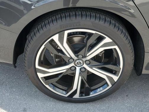 2024 Volvo S60 B5 Plus Dark Theme