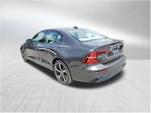 2024 Volvo S60 B5 Plus Dark Theme