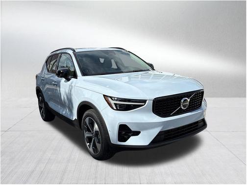 Cloud 9 White 2026 Volvo XC40 B5 Plus