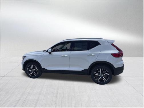 2025 Volvo XC40 B5 Core Bright Theme