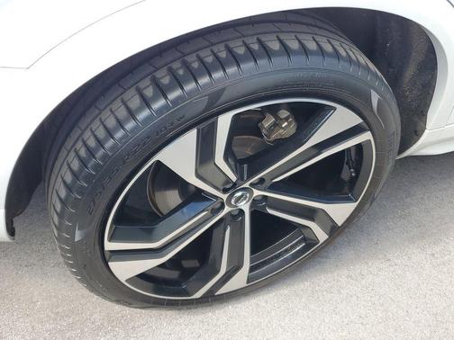 2024 Volvo XC90 B6 Ultimate Bright Theme 7-Seater
