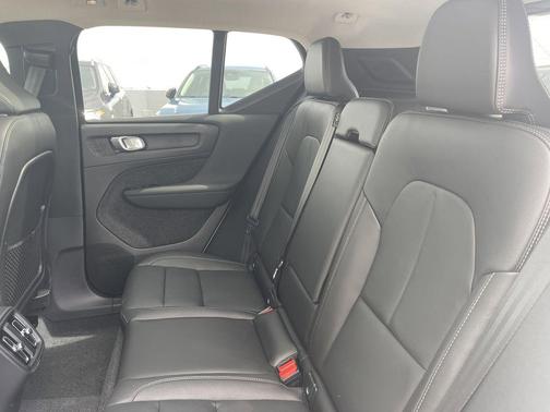 2025 Volvo XC40 B5 Ultra Bright Theme