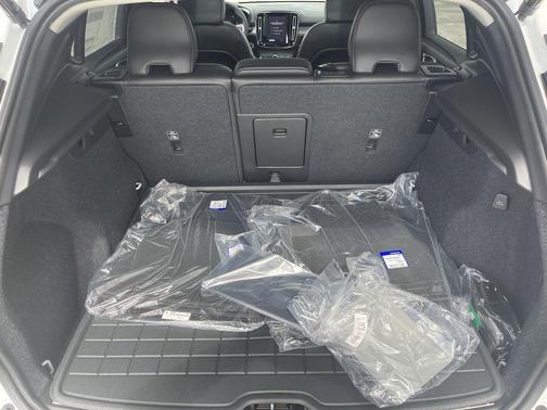 2025 Volvo XC40 B5 Ultra Bright Theme
