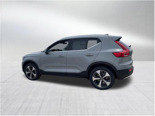 2025 Volvo XC40 B5 Core Bright Theme