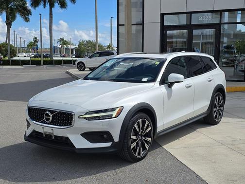 2022 Volvo V60 Cross Country T5