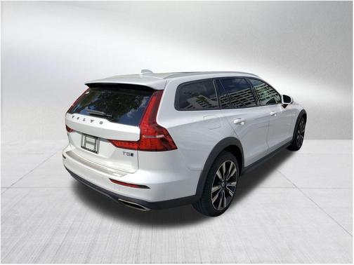 2022 Volvo V60 Cross Country T5