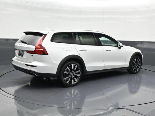 2022 Volvo V60 Cross Country T5