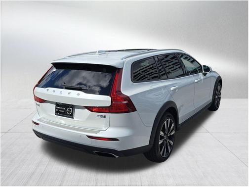 2022 Volvo V60 Cross Country T5