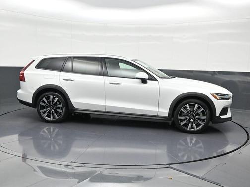 2022 Volvo V60 Cross Country T5