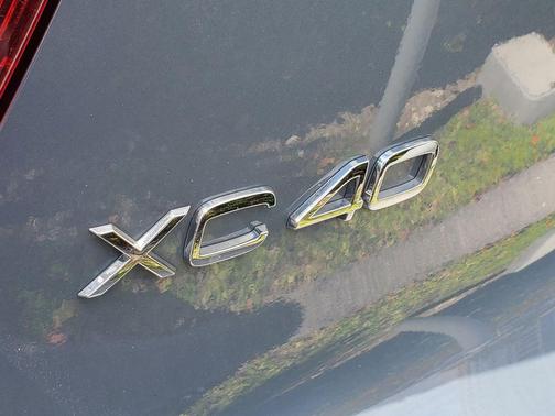 2022 Volvo XC40 T4 R-Design