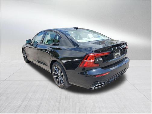 2022 Volvo S60 B5 Momentum