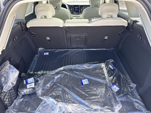 2025 Volvo XC60 Plug-In Hybrid T8 Ultra