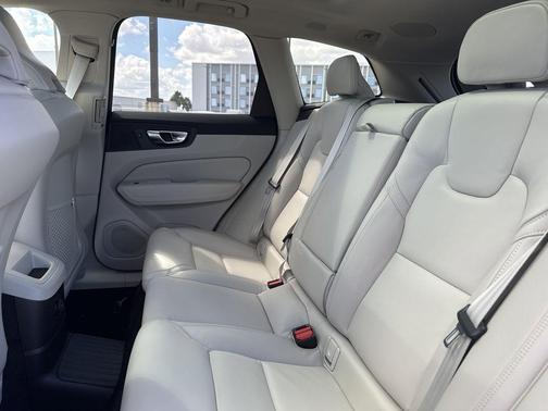 2025 Volvo XC60 Plug-In Hybrid T8 Ultra