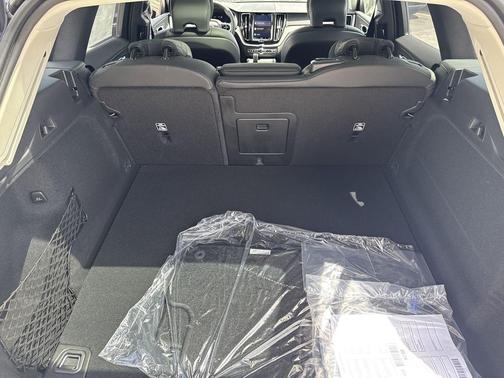 2025 Volvo XC60 Plug-In Hybrid T8 Plus