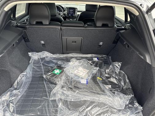 2025 Volvo XC40 B5 Core Bright Theme