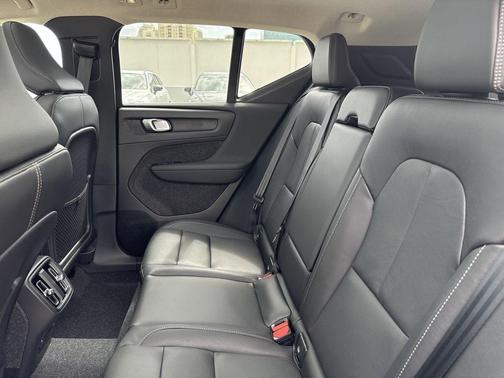 2025 Volvo XC40 B5 Core Bright Theme