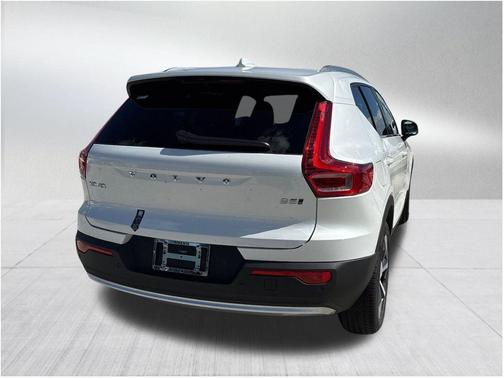 2025 Volvo XC40 B5 Core Bright Theme