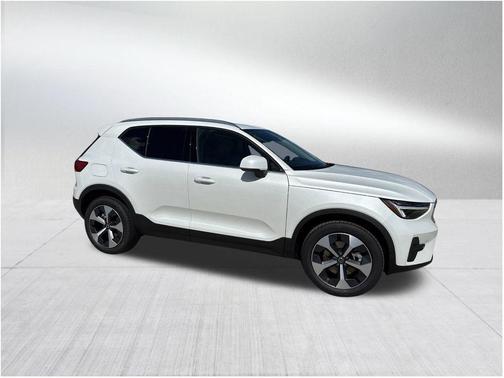 2025 Volvo XC40 B5 Core Bright Theme