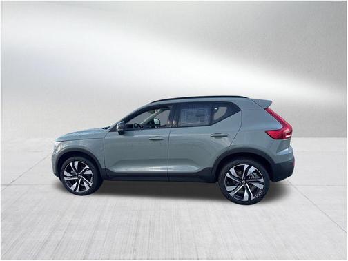 2025 Volvo XC40 B5 Plus Dark Theme