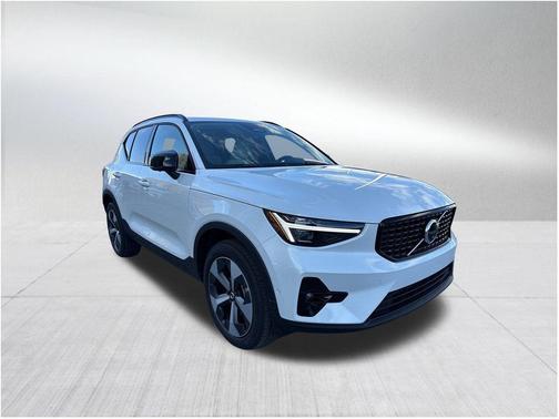 2026 Volvo XC40 B5 Plus