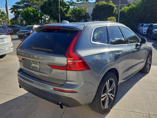 2019 Volvo XC60 Recharge Plug-In Hybrid T8 Momentum