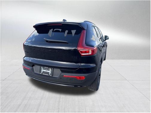 2026 Volvo XC40 B5 Ultra Black Edition