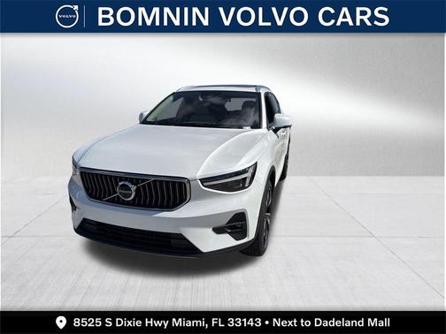 2025 Volvo XC40 B5 Ultra Bright Theme