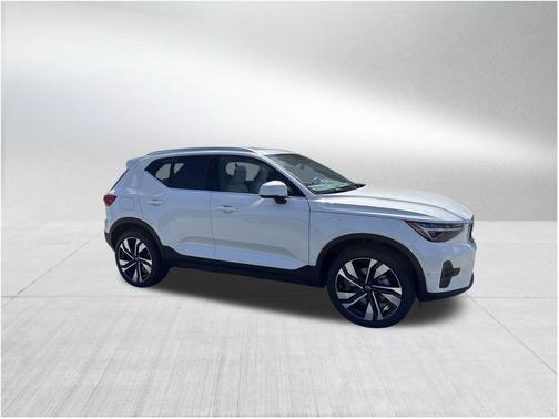 2025 Volvo XC40 B5 Ultra Bright Theme