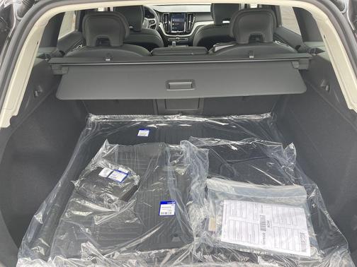 2025 Volvo XC60 B5 Plus