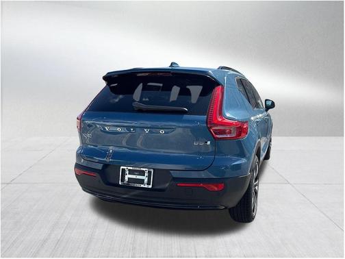 2025 Volvo XC40 B5 Ultra Dark Theme