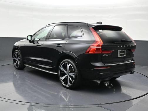 2022 Volvo XC60 B5 R-Design