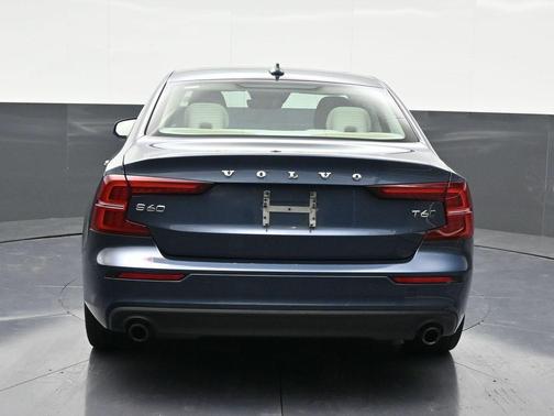 2020 Volvo S60 T6 Momentum