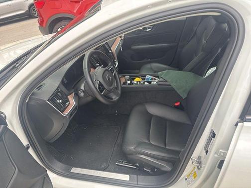 2024 Volvo S60 B5 Plus Dark Theme