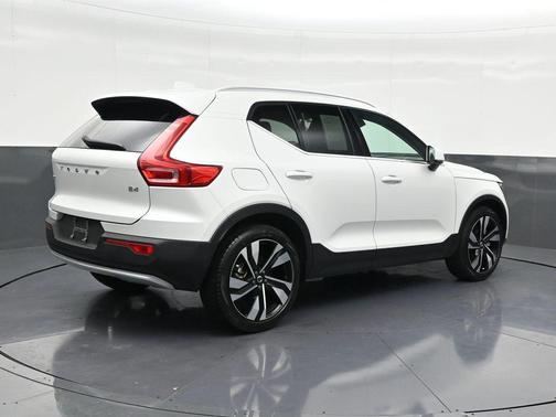 2023 Volvo XC40 B4 Plus Bright Theme