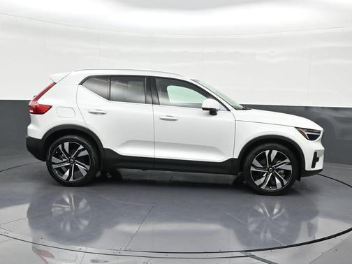 2023 Volvo XC40 B4 Plus Bright Theme