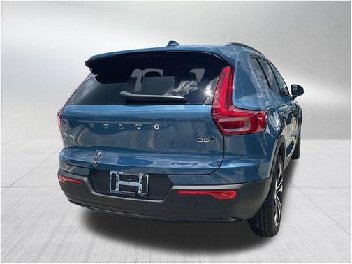2025 Volvo XC40 B5 Ultra Dark Theme