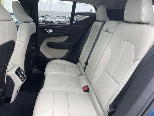 2025 Volvo XC40 B5 Ultra Dark Theme